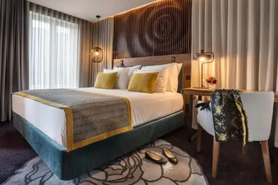a hotel room with a bed and a desk with a chair at Pousada do Porto - Rua das Flores in Porto