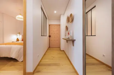 a hallway with a door leading to a bedroom at Casa das Musas 2 in Porto