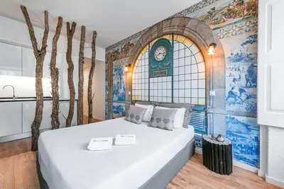 a bedroom with a large white bed and a window at GuestReady - Nature-themed Studio in Porto