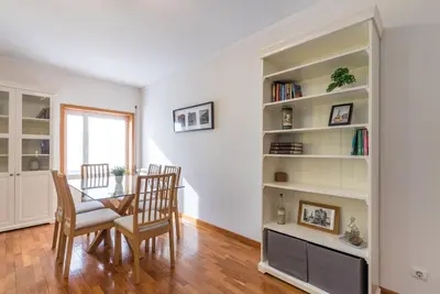 a dining room with a table and chairs at GuestReady - Candal Big Watch in Vila Nova de Gaia