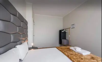 a bedroom with a large white bed with a headboard at Silver Duque in Porto