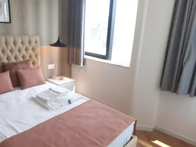 a bedroom with a bed with a pink blanket and a window at 3 Bedrooms Central Apartment with garage by Great&Cosy in Porto