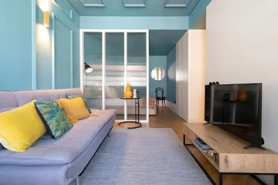 a living room with a purple couch and a tv at HM - Infante Riverside Apartment M in Porto