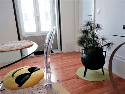 a room with a table and a vase with a plant at Appartement Pont Luiz in Porto