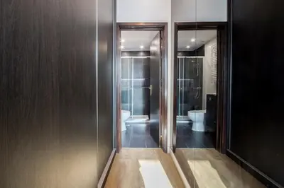 a bathroom with a walk in shower and a toilet at 607 Galé Apartamento Wi-Fi, estacionamento in Porto