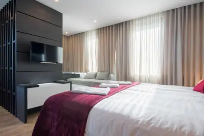 a hotel room with a large bed and a television at 607 Galé Apartamento Wi-Fi, estacionamento in Porto