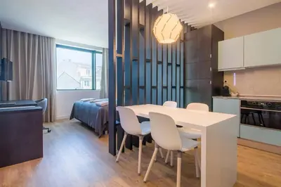 a kitchen and dining room with a table and chairs at 418 Apartamento Galé wifi, estacionamento, elevador in Porto