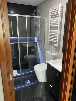 a bathroom with a toilet and a sink at 411 Galé Center Apartamento Wi-Fi, estacionamento in Porto