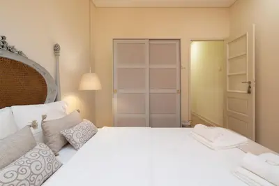 a bedroom with a white bed and a closet at Gaya Avenue Flats - Elegant Contemporary Flats with Balcony in Vila Nova de Gaia