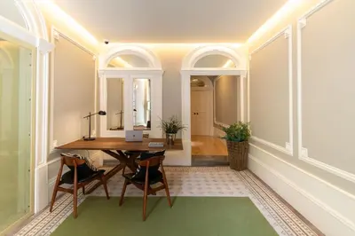 a hallway with a table and chairs in a room at bnapartments Cedofeita in Porto