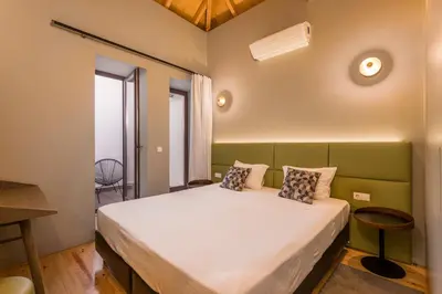 a bedroom with a large bed in a room at BRA com Apartments Oporto House 68 in Porto