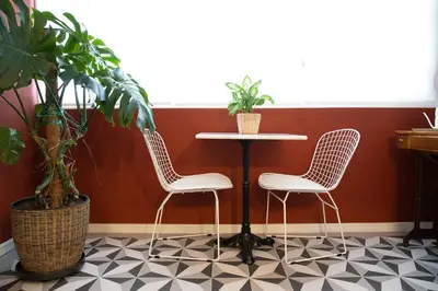 two chairs and a table in a room with plants at Aconchegante Apartamento no Centro do Porto in Porto