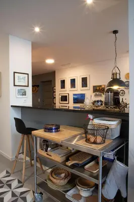 a kitchen with a counter and a table with food at Aconchegante Apartamento no Centro do Porto in Porto