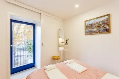 a bedroom with a bed and a window at Riverside 2 Bedroom Apartment by DA'HOME in Porto