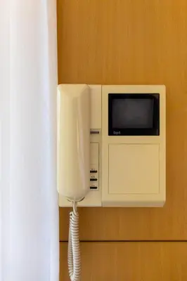 a microwave and a phone in a room at Estúdio Encantador com vistas para o Douro Gaia in Vila Nova de Gaia