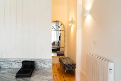 a living room with a bench and a mirror at Sky de Loios in Porto