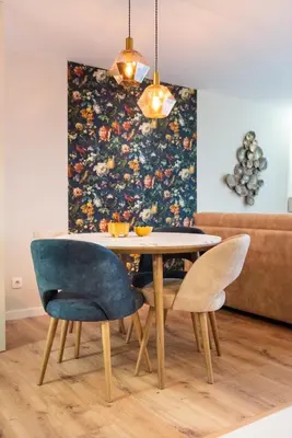 a dining room with a table and chairs at Paraíso Apartment in Porto