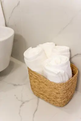 a basket of toilet paper on a bathroom counter at Paraíso Apartment in Porto