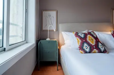 a bedroom with a bed and a window at Taupe Studio perto do Metro - Cedofeita, Porto in Porto