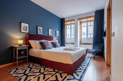 a bedroom with a bed and a blue wall at Blue Studio perto do metro - Cedofeita, Porto in Porto