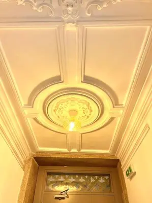 a ceiling over a door with a ceiling at Apartamento central, junto a Praça da Batalha - APT F in Porto