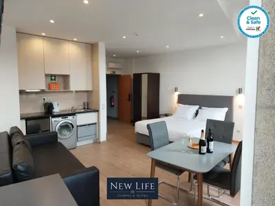 a new life hotel room with a bed and a kitchen at New Life - CASA MÚSICA SUITE-2F in Porto