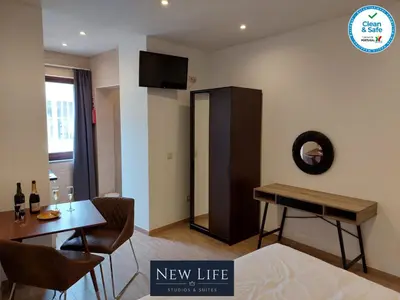 a new life apartment with a table and a dining room at New Life - SÉ CATEDRAL STUDIO - 1T in Porto