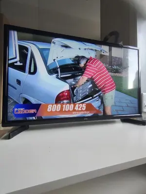 a tv sitting on a shelf with a car on it at T0 no centro do Porto in Porto