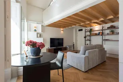 a living room with a table and a couch at Flores City Retreat in Porto