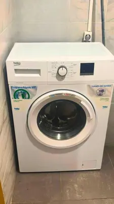 a washer and dryer in a corner of a room at Tomás Flat in Porto