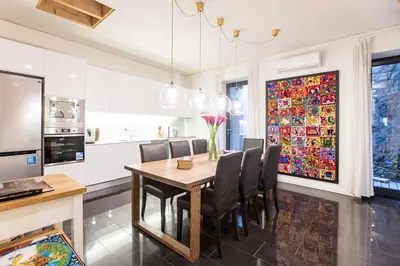 a kitchen and dining room with a table and chairs at GuestReady - Fantástico apt em Santa Catarina in Porto