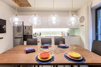 a kitchen with a wooden table with plates on it at GuestReady - Fantástico apt em Santa Catarina in Porto