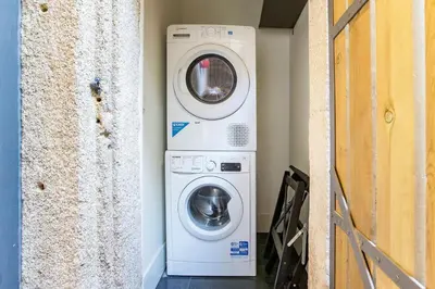 a washing machine and a washer in a room at GuestReady - Fantástico apt em Santa Catarina in Porto