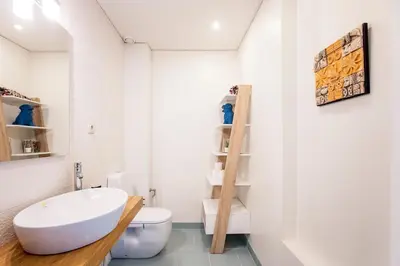 a bathroom with a white toilet and a sink at GuestReady - Fantástico apt em Santa Catarina in Porto