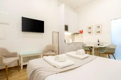 a white room with a bed with two towels at GuestReady - Port Studio 4 in Vila Nova de Gaia