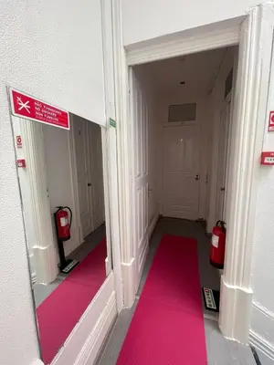 a hallway with a pink carpet in a building at Guesthouse Franco in Porto