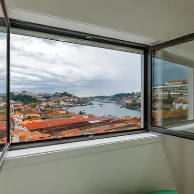 Lovely 2BR w/ views over the river